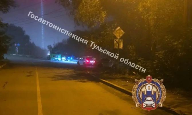 Пьяный водитель Haval врезался в дерево на улице Седова в Туле