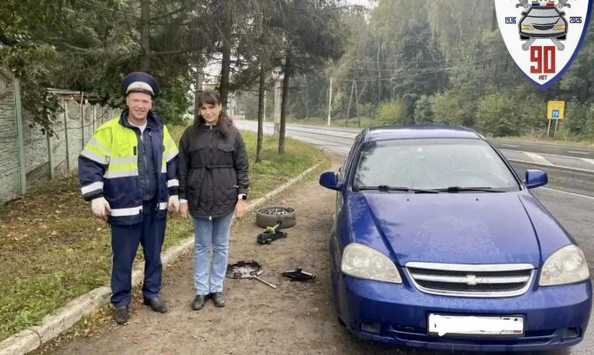 Тульский инспектор ДПС помог девушке заменить колесо на трассе М-2