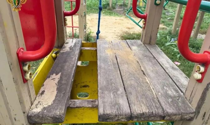 В Тепло-Огаревском районе нашли две детские площадки с нарушениями
