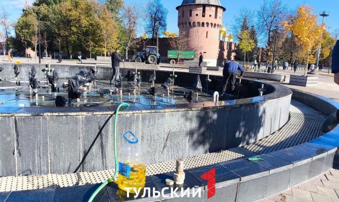 В Туле начали готовить к зиме фонтан на Крестовоздвиженской площади
