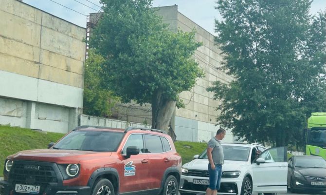 Веневское шоссе в Туле встало в пробке из-за ДТП