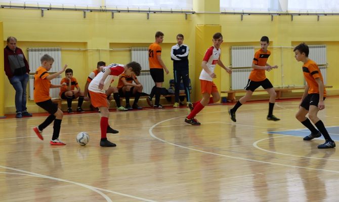 В Новомосковске стартовал межрегиональный турнир по мини-футболу