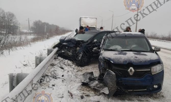  В Тульской области водитель Renault Logan выехал на встречную и врезался в Nissan