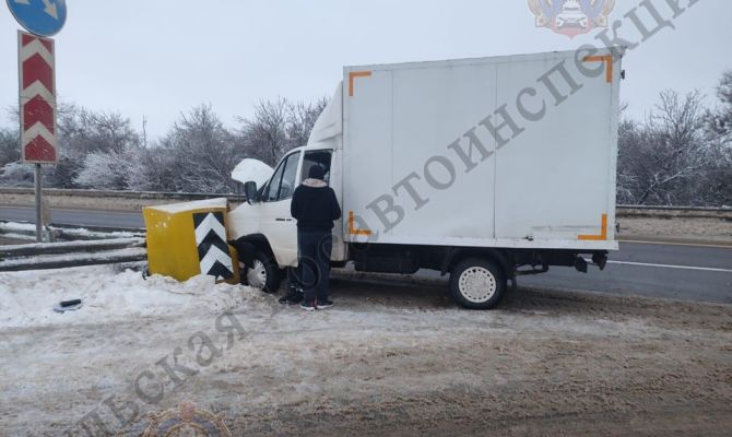 На трассе в Веневском районе водитель «Газели» въехал в металлический барьер