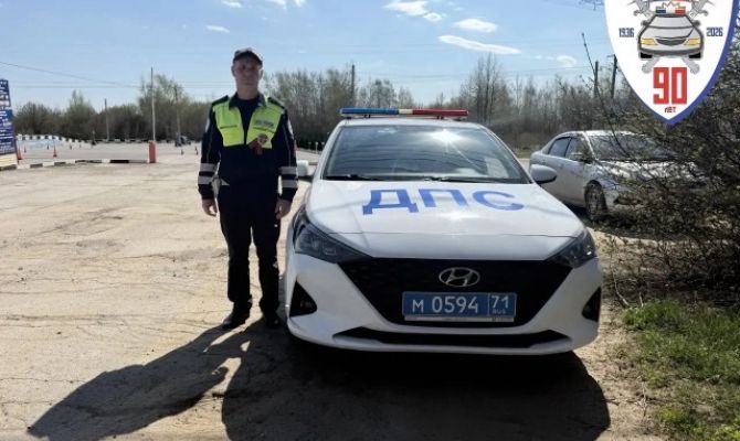 В Новомосковске сотрудники Госавтоинспекции отвезли тулячку в больницу
