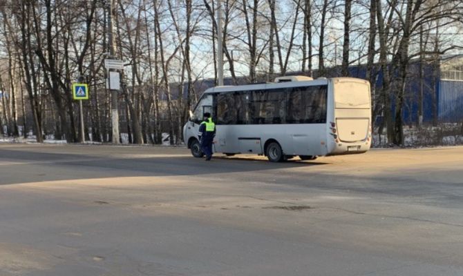 В Новомосковске и Узловой 13 водителей пассажирских автобусов нарушали правила перевозки
