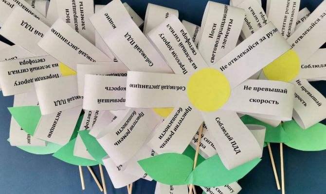 Тульские инспекторы ГИБДД вручили водительницам «Ромашки безопасности»