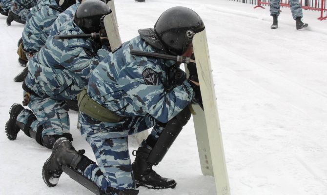 Перед матчем с ЦСКА на стадионе «Арсенал» ОМОН учился усмирять фанатов