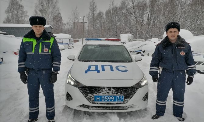 В Туле инспекторы ГИБДД отвезли задыхающуюся женщину в больницу
