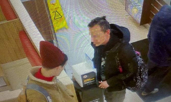 Двое туляков украли станцию для зарядки телефонов в «Бургер Кинге»