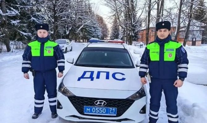 В Тульской области инспекторы ДПС спасли пожилую пару в сломавшемся автомобиле