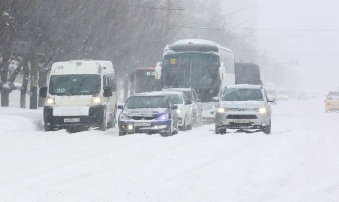 До конца снегопада на дорогах в Туле будут дежурить тягачи