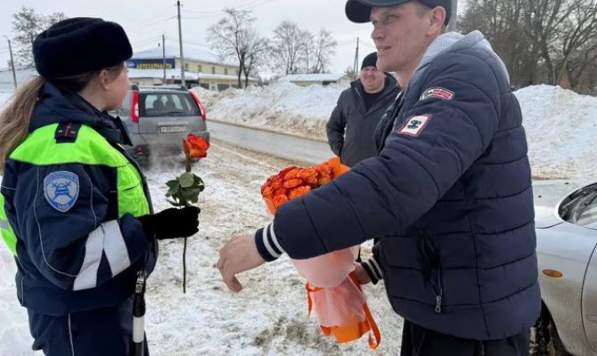 Женский экипаж ГАИ поздравил водителей с Днем защитника Отечества в Щекине