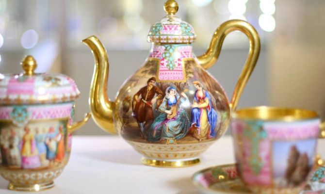 Тулякам показали уникальный императорский сервиз