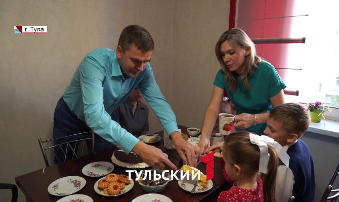 "Не помню, когда сидел на диване": многодетный отец из Тулы разрушил стереотипы о семейной жизни