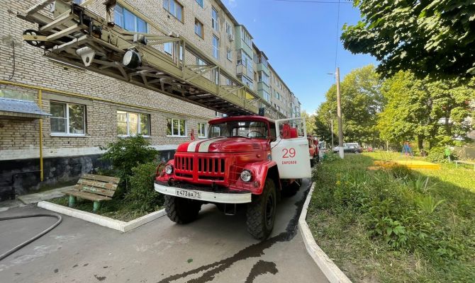 В Ефремове пожарные спасли человека из огня