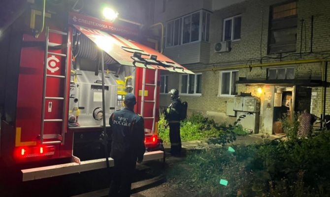 В Новомосковске пожарные спасли человека из огня