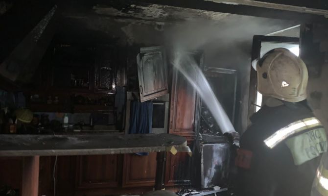 В Туле пожарные эвакуировали из горящего дома 3 детей и 32 взрослых