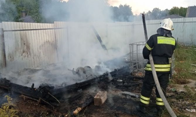 При возгорании строительного вагончика в Большой Туле пострадал человек