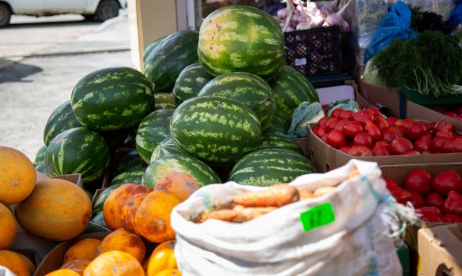 Россиянам рассказали, как выбрать вкусные арбузы и дыни