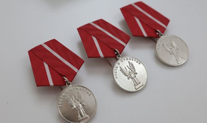 Бойцам «БАРСа» из Курска доставили награды от губернатора Тульской области за сбитый «Фламинго»