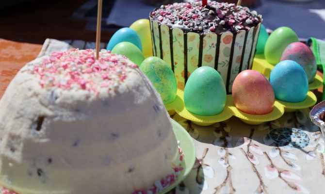 Жители Тульской области освещают куличи и яйца