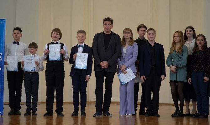 "Новые имена": пианист-виртуоз Денис Мацуев наградил юных музыкантов из Тульской области