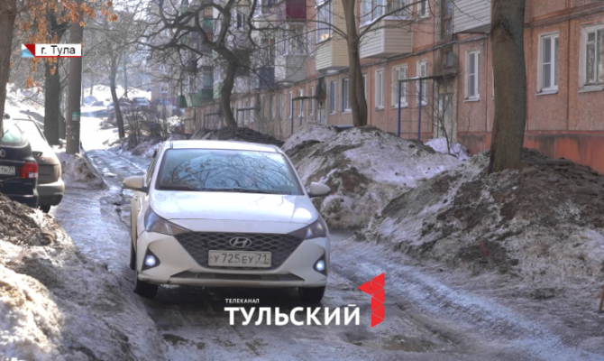 В Туле двор превратился в проезжую часть из-за чужих шлагбаумов
