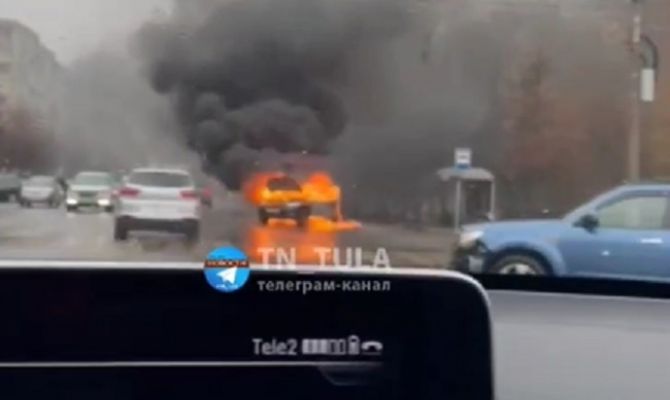 На пересечении улиц Фрунзе и Революции в Туле загорелся автомобиль