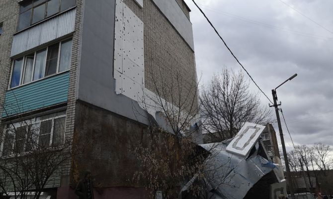В тульском Скуратово у дома из-за сильного ветра оторвало кусок фасада