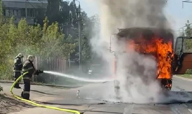 На улице Хворостухина в Туле загорелся самосвал