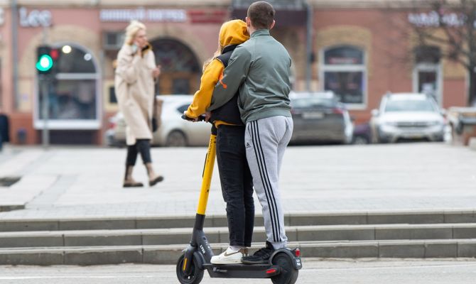 В экзамене на водительские права появятся вопросы про электросамокаты