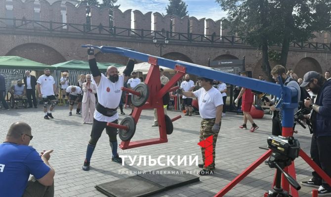 Силачи из России и Беларуси подняли "пресс викинга" в День города Тулы