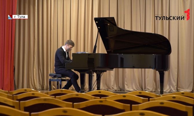18-летний туляк придумал авторский метод игры на рояле