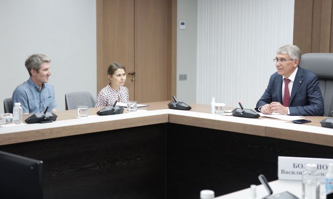 Дмитрий Миляев помог семье с пятью детьми подключить дом к коммуникациям