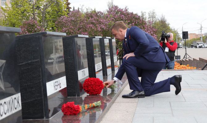 Алексей Дюмин возложил цветы к Вечному огню на площади Победы в Туле
