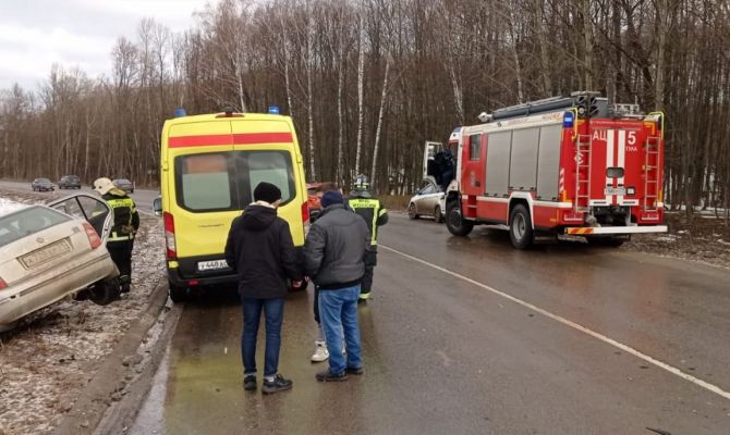 В Туле столкнулись микроавтобус и легковушка: есть пострадавшие