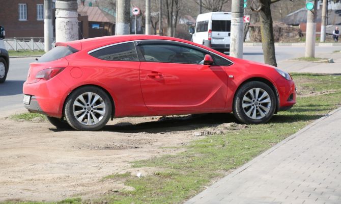 Травы здесь нет: в Туле разъяснили, на каких газонах запрещена парковка