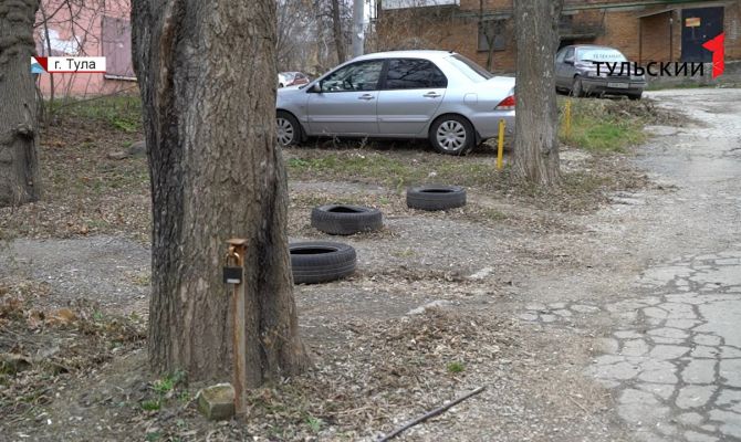 Цепочки и колышки: как законно получить место для парковки во дворе 