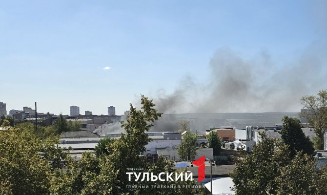 На улице Смидович в Туле загорелся металлический ангар