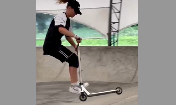 Девочка из Новомосковска установила рекорд по выполнению бокового сальто на самокате