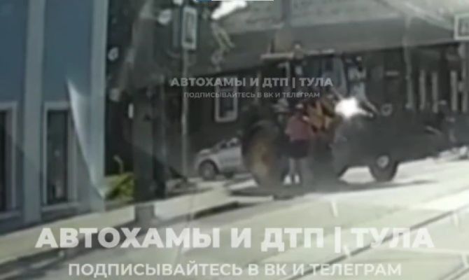 Туляк чуть не попал под колеса трактора во время пробежки