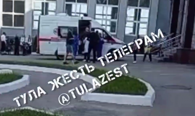 В Туле школьника увезли на скорой помощи после падения со спортивного оборудования