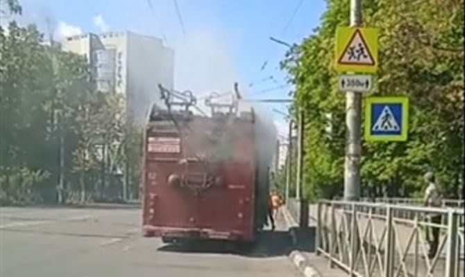В Туле на дороге задымился троллейбус