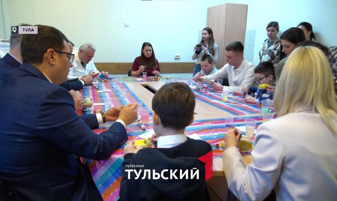 Депутаты Тульской Облдумы устроили новогоднее представление в детском больнице