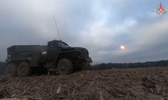 Минобороны РФ опубликовало кадры работы тульских "Градов" на полигоне в Беларуси