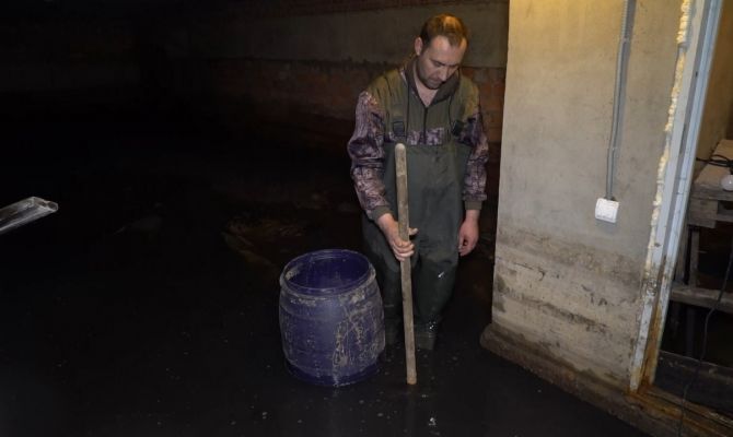 Жители тульской новостройки уже несколько лет пытаются избавиться от "водоема" в подвале