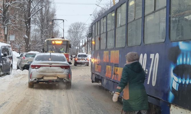 На улице Михеева в Туле встали трамваи