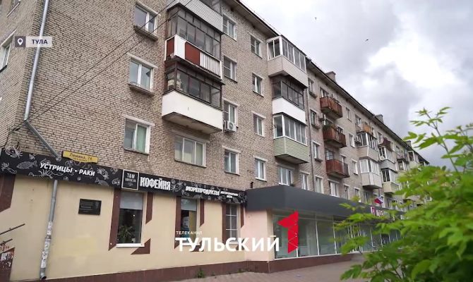 "УК отказывает нам в ремонте": в тульской многоэтажке появился подъезд-изгой