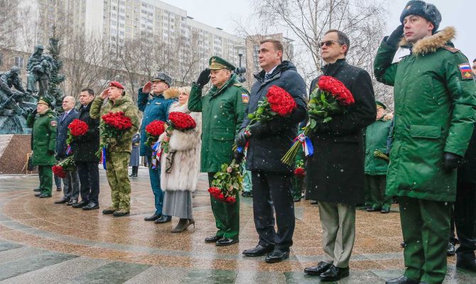 Алексей Дюмин принял участие в открытии памятника Герою России Евгению Зиничеву в Москве